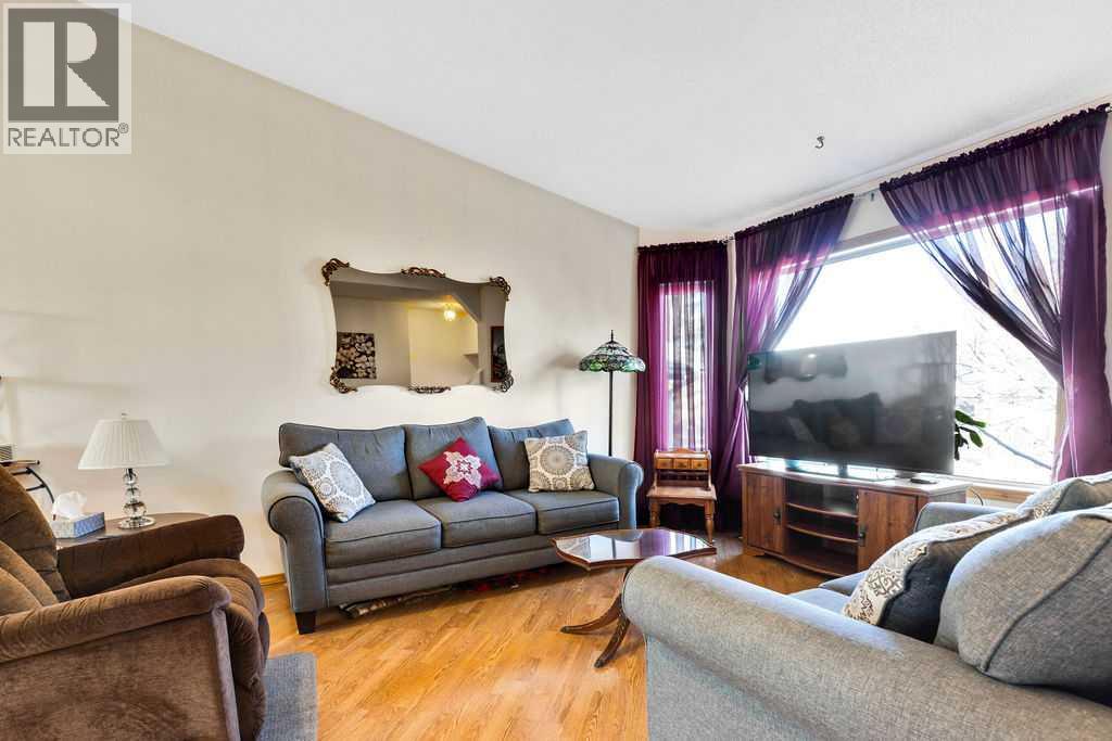 25 Knight Street, Okotoks, Alberta  T1S 1G3 - Photo 2 - A2286785