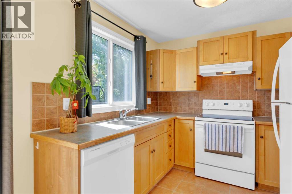 403 Cannington Close SW, Calgary, Alberta  T2W 3E9 - Photo 10 - A2313680