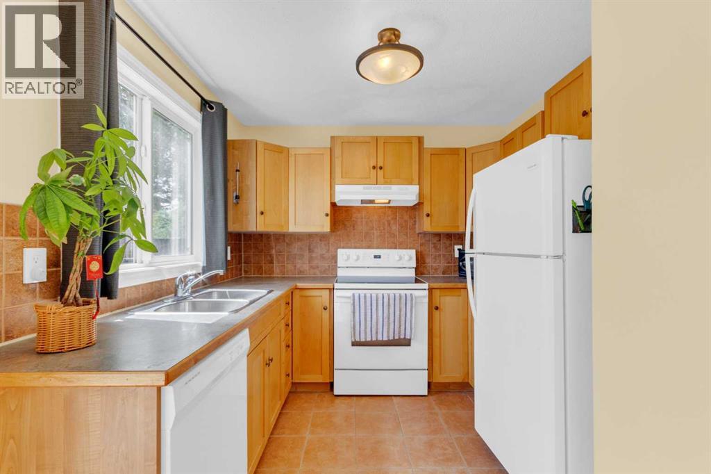 403 Cannington Close SW, Calgary, Alberta  T2W 3E9 - Photo 11 - A2313680
