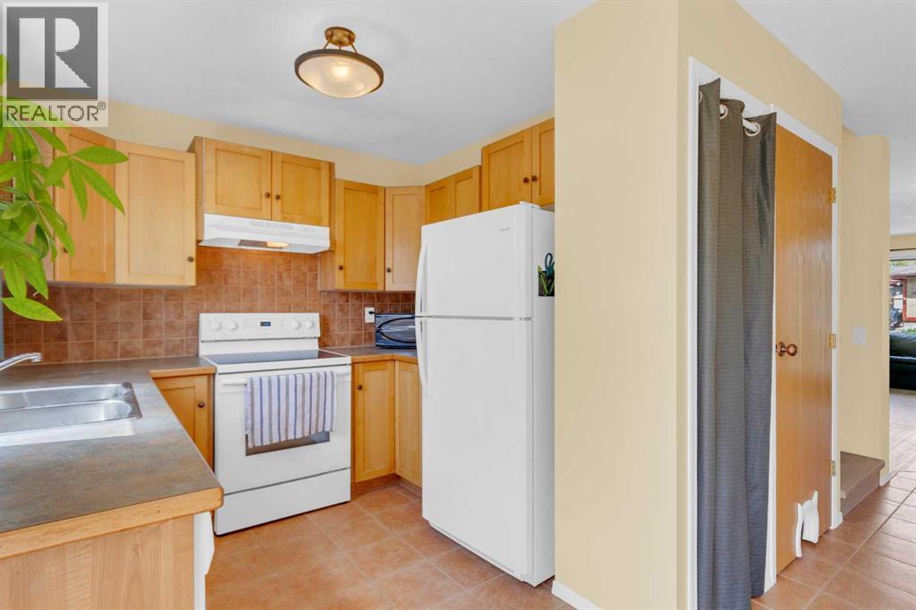 403 Cannington Close SW, Calgary, Alberta  T2W 3E9 - Photo 12 - A2313680