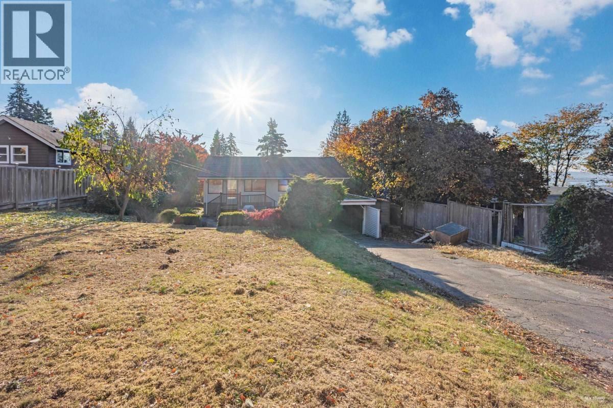 332 LAURENTIAN CRESCENT