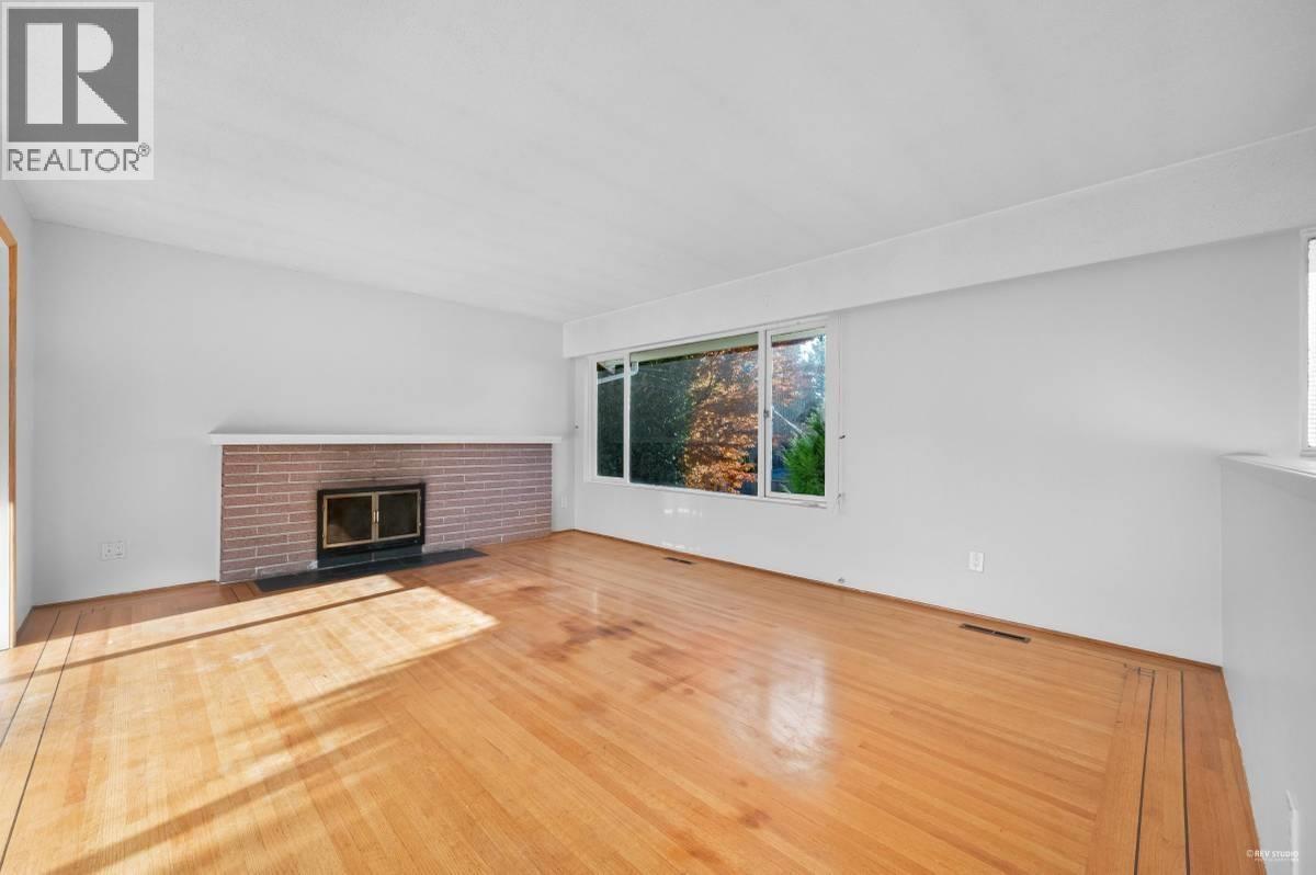 332 LAURENTIAN CRESCENT