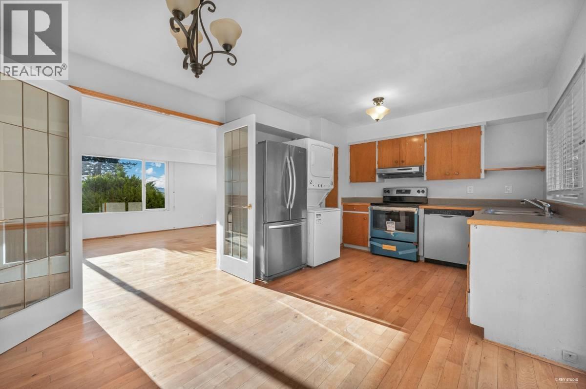 332 LAURENTIAN CRESCENT