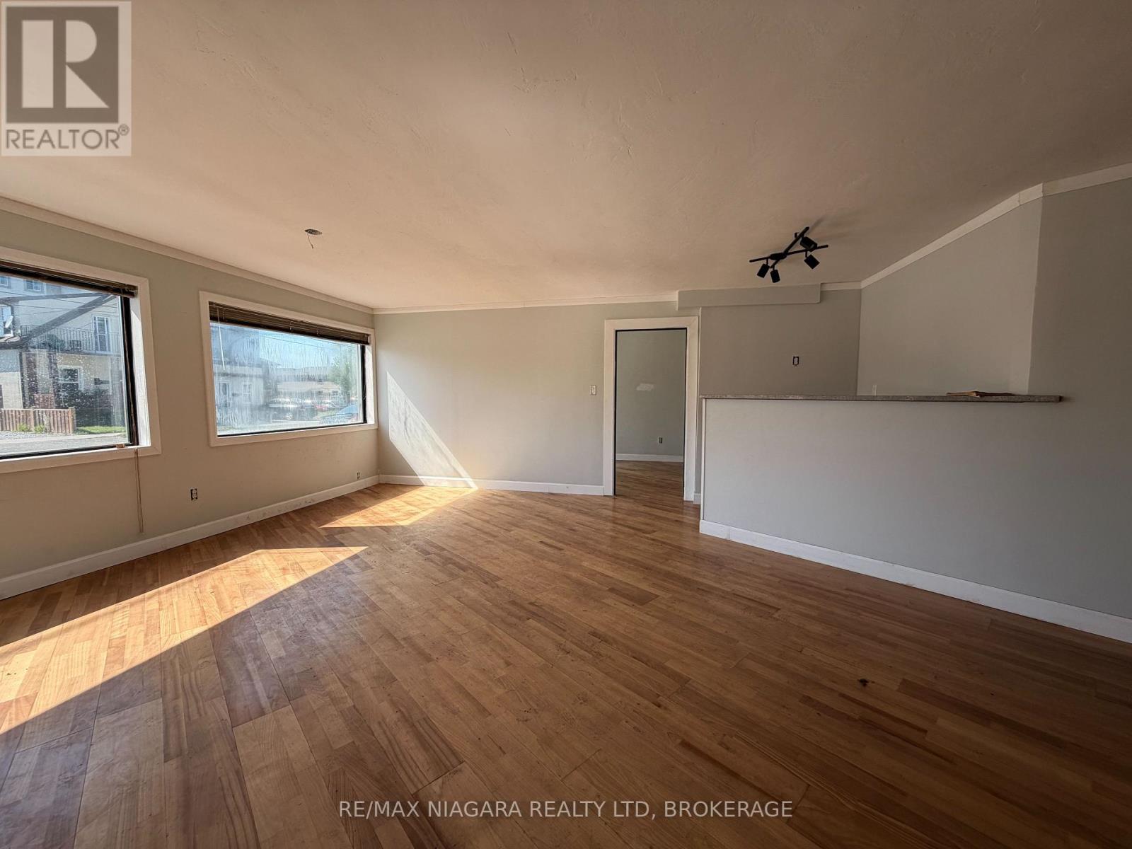 5397 Forsythe Street, Niagara Falls (Clifton Hill), Ontario  L2G 1M1 - Photo 4 - X13165066