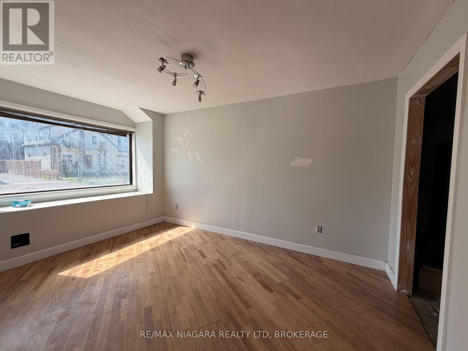 5397 Forsythe Street, Niagara Falls (Clifton Hill), Ontario  L2G 1M1 - Photo 9 - X13165066