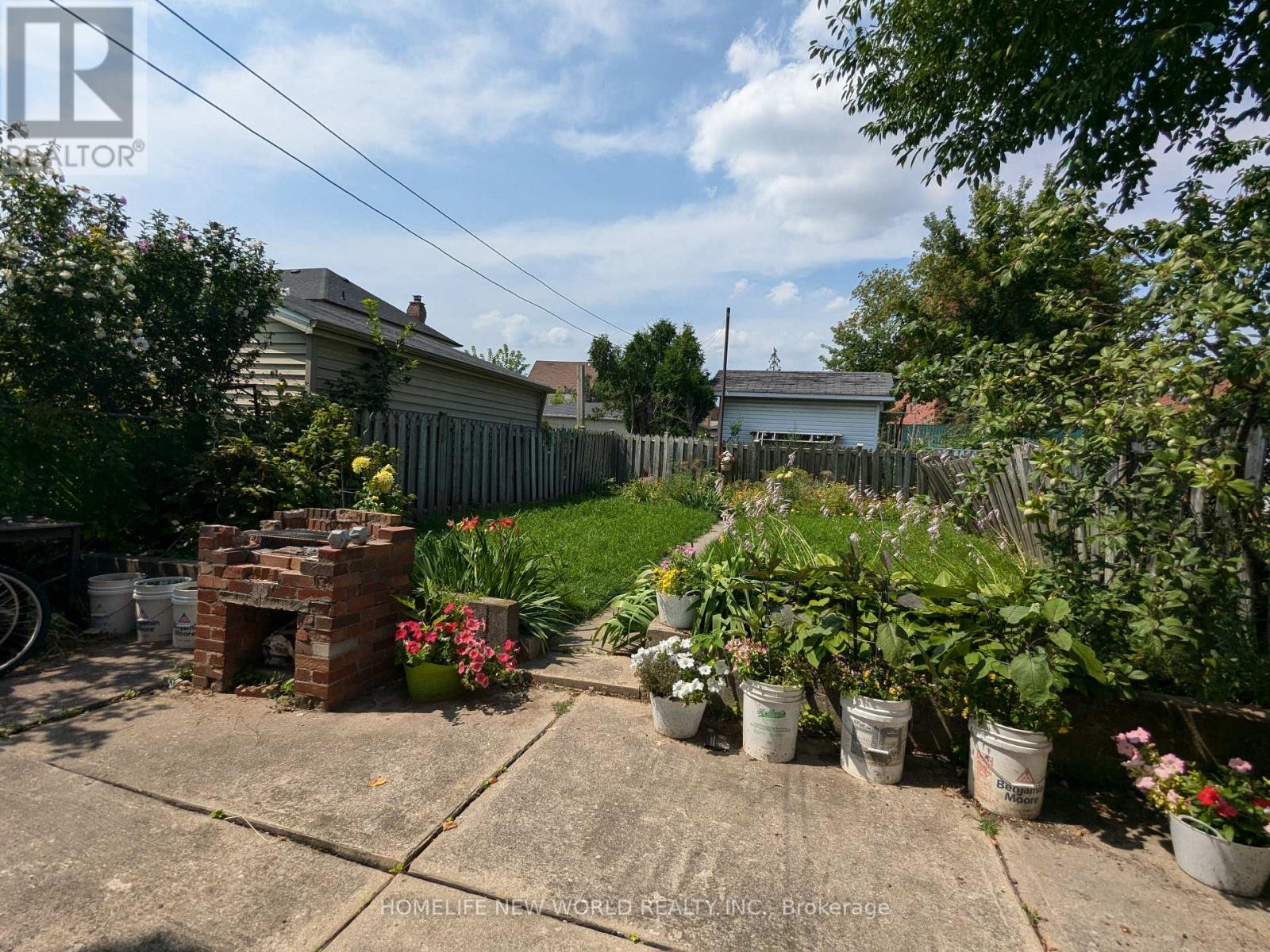 1 - 2 Thornton Avenue, Toronto, Ontario  M6E 2C9 - Photo 13 - W12909372