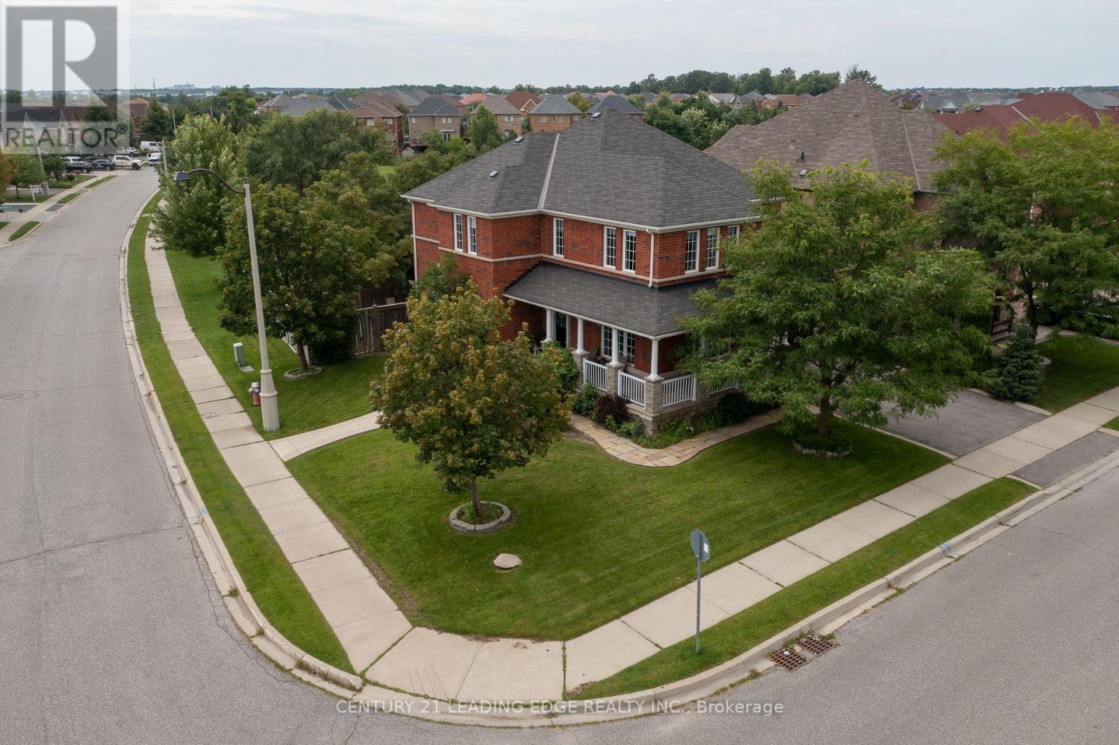 26 Huntspoint Drive, Brampton, Ontario  L6P 2E7 - Photo 4 - W13164874