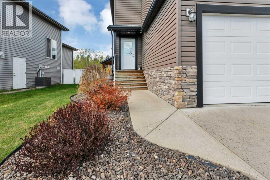 1204 1 Street NE, Sundre, Alberta  T0M 1X0 - Photo 2 - A2314073