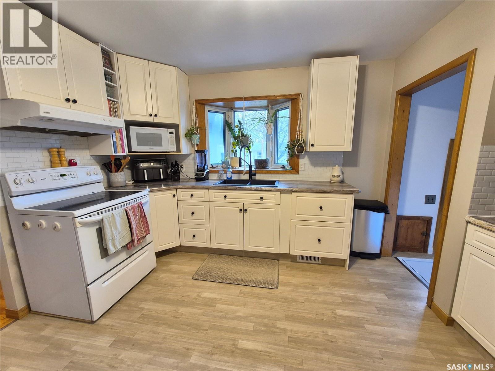 451 Woodlawn Crescent, Weyburn, Saskatchewan S4H 0X5 - Photo 3 - SK036274