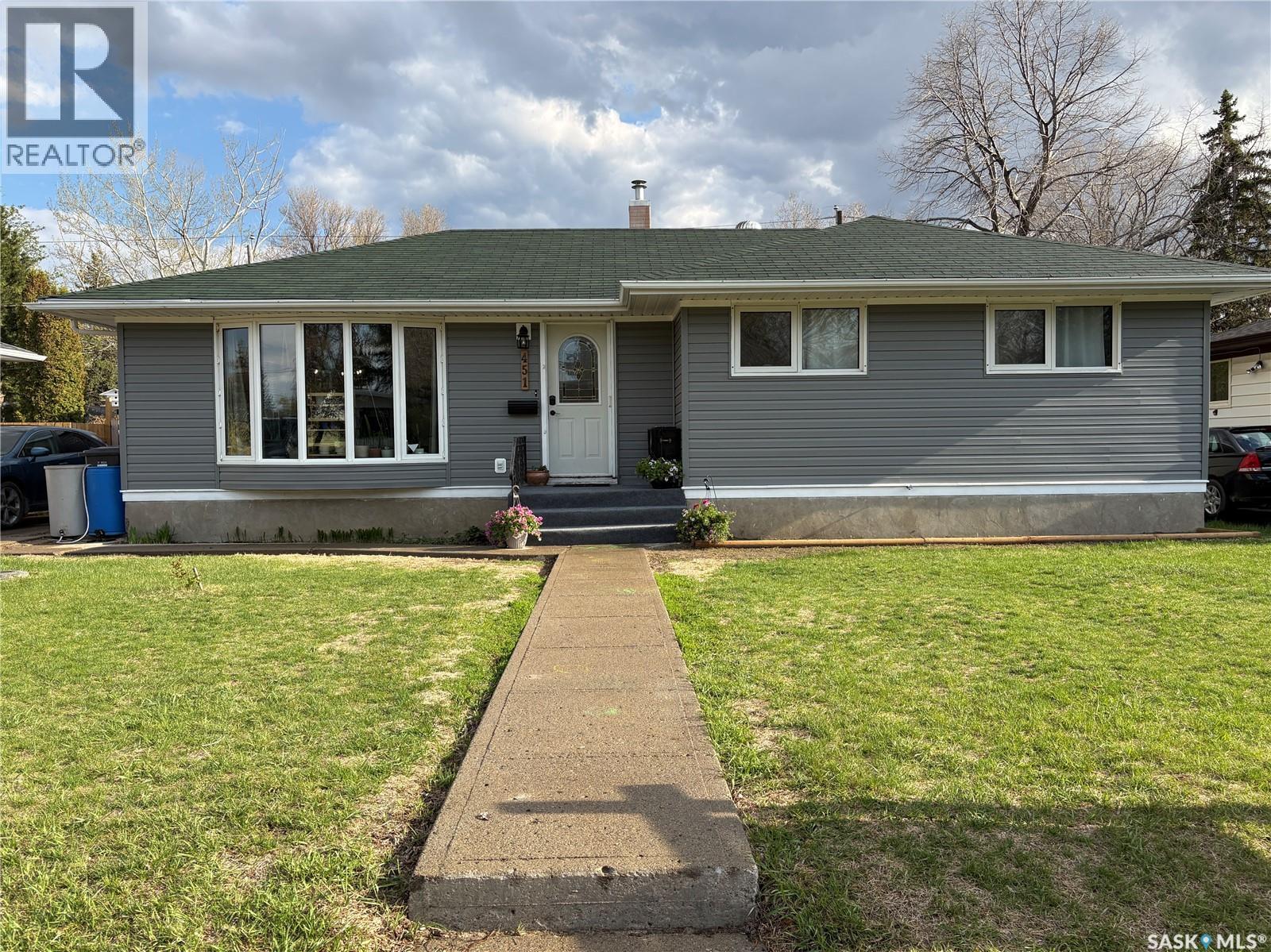 451 Woodlawn CRESCENT, Weyburn, Saskatchewan