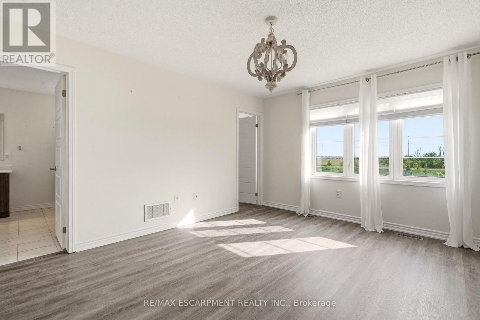 1364 Sycamore Garden, Milton, Ontario L9E 1R3 - Photo 24 - W13165032