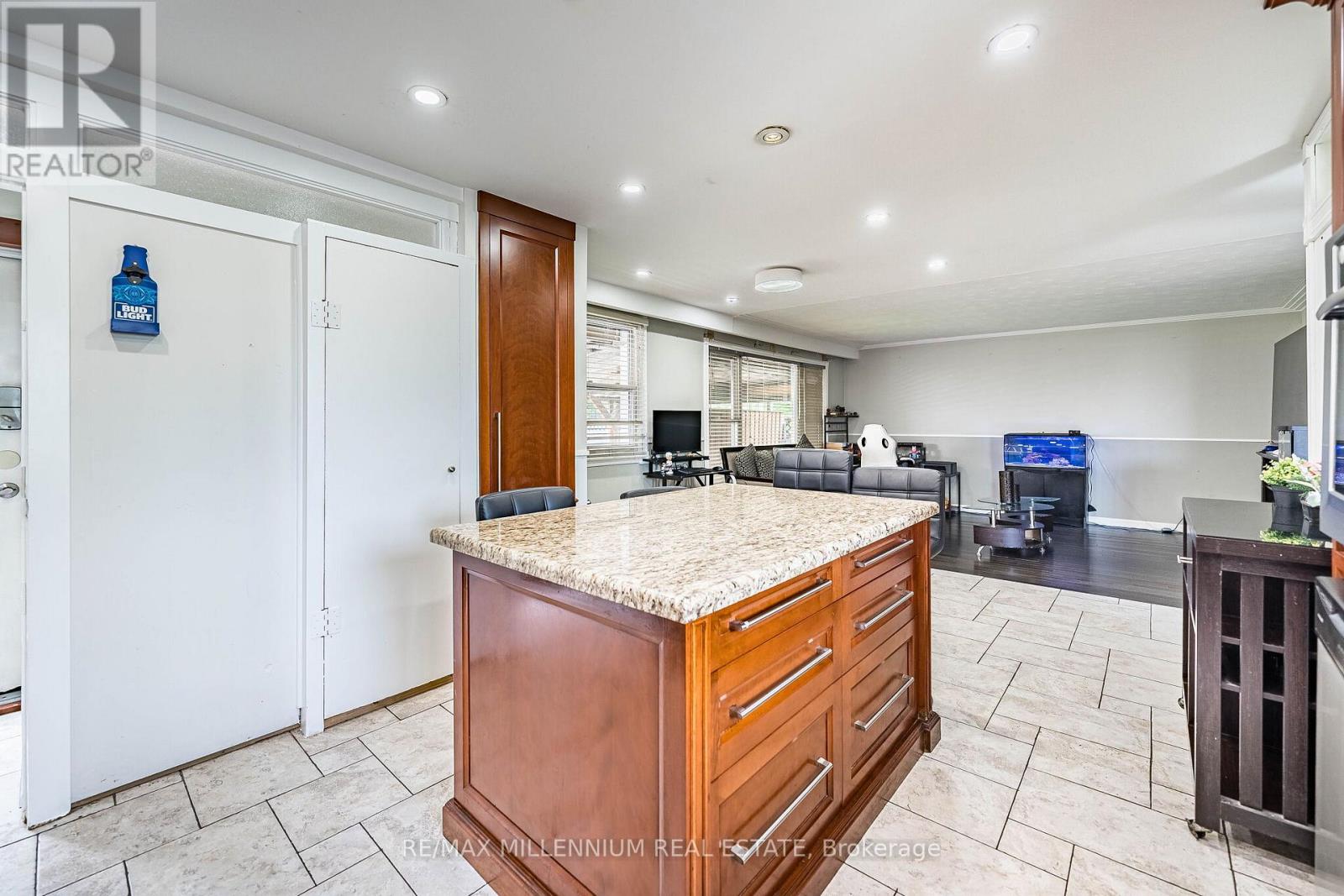 271 Thistle Down Boulevard W, Toronto (Thistletown-Beaumonde Heights), Ontario  M9V 1K6 - Photo 15 - W13165110