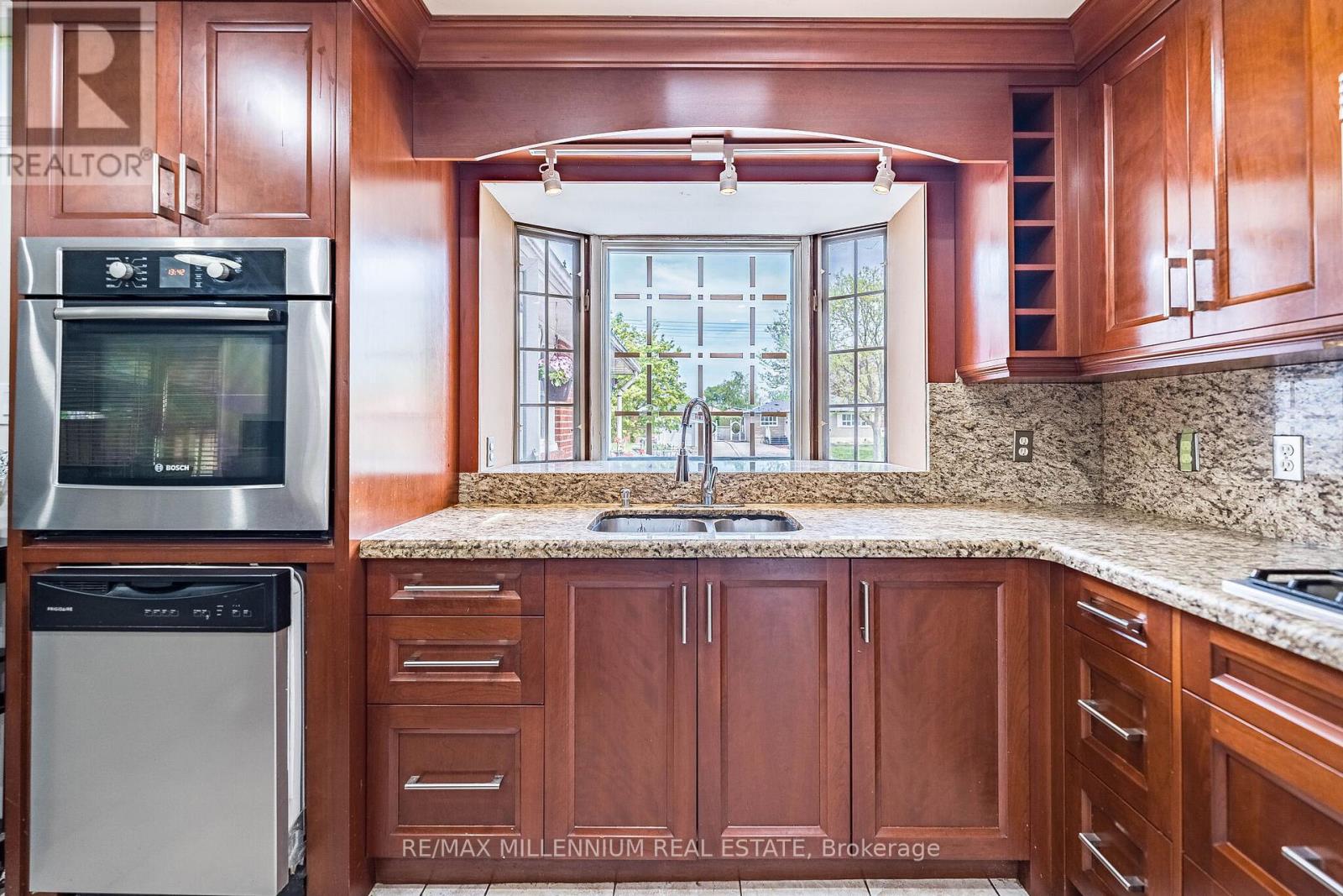 271 Thistle Down Boulevard W, Toronto (Thistletown-Beaumonde Heights), Ontario  M9V 1K6 - Photo 17 - W13165110