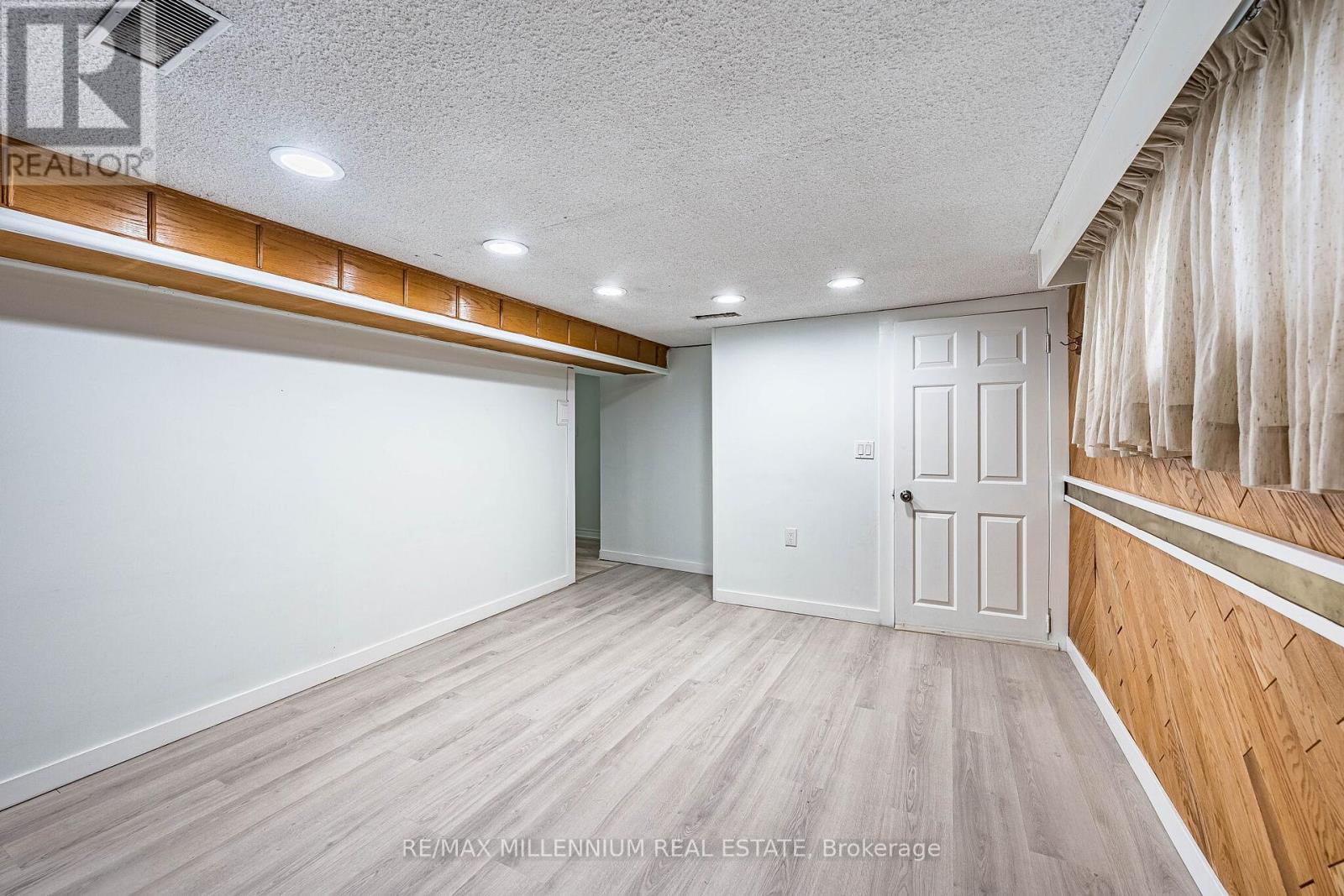 271 Thistle Down Boulevard W, Toronto (Thistletown-Beaumonde Heights), Ontario  M9V 1K6 - Photo 33 - W13165110