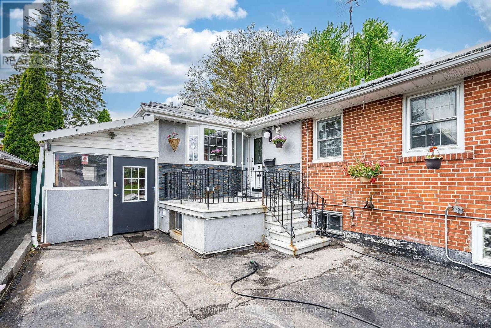 271 Thistle Down Boulevard W, Toronto (Thistletown-Beaumonde Heights), Ontario  M9V 1K6 - Photo 4 - W13165110