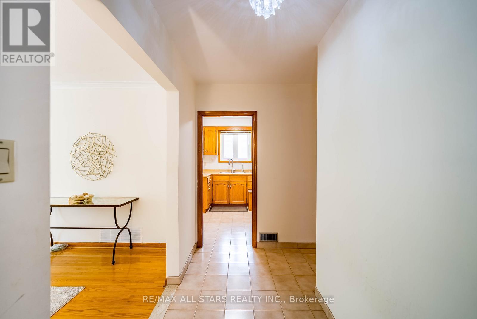 26 Summerglade Drive, Toronto, Ontario  M1S 1W8 - Photo 6 - E13165152