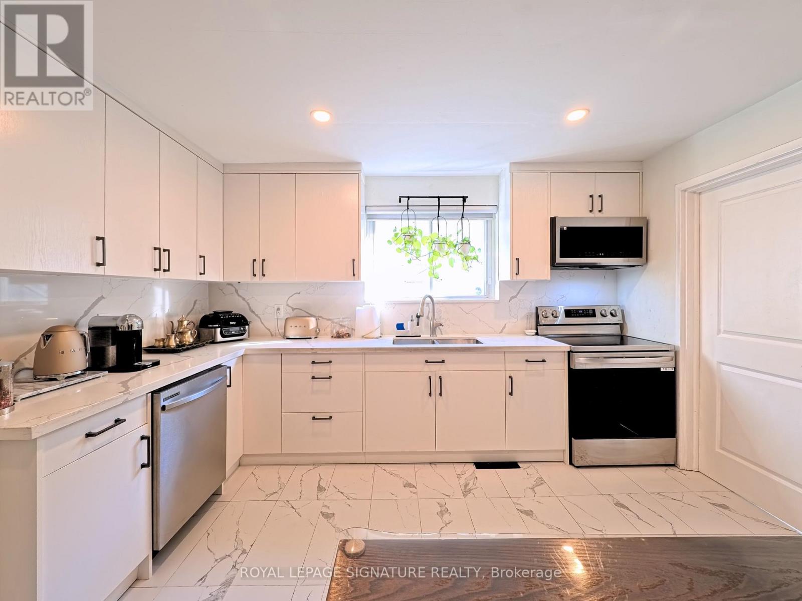 94 Meighen Avenue, Toronto, Ontario  M4B 2H7 - Photo 7 - E13162874
