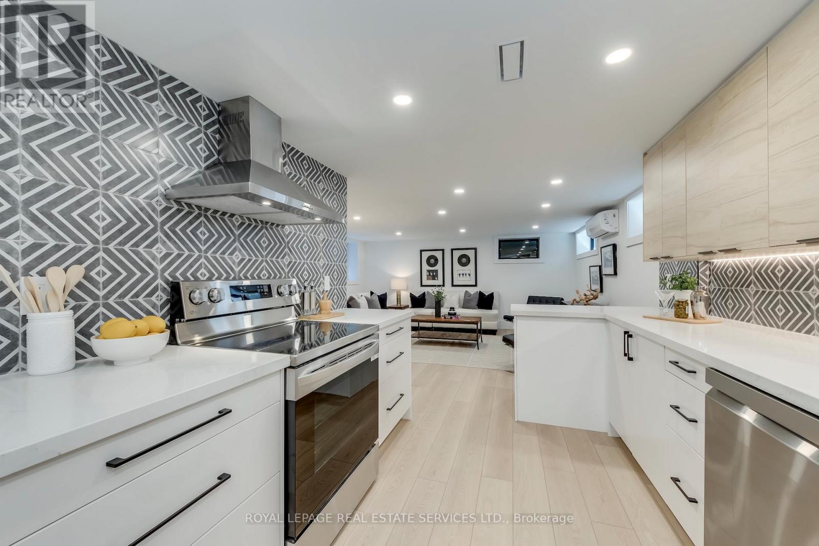 561 Durie Street, Toronto, Ontario  M6S 3H2 - Photo 37 - W12966818