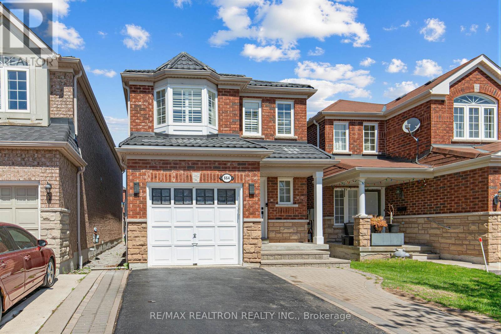 664 Sunbird Trail, Pickering, Ontario L1X 2X6 - Photo 2 - E13164310