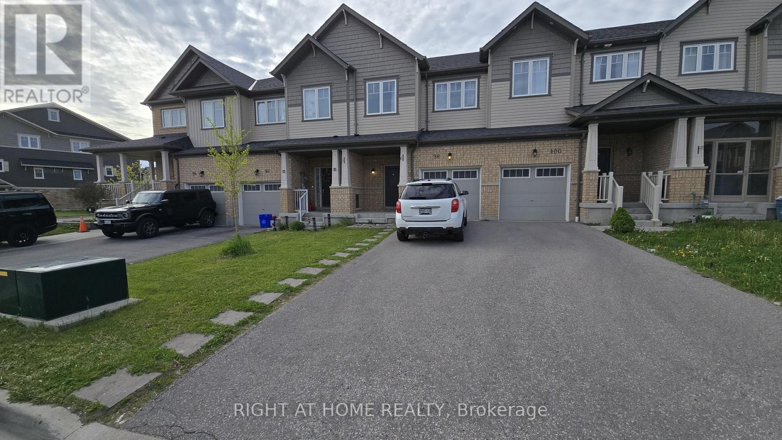 98 Nearco Gate, Oshawa, Ontario  L1L 0J5 - Photo 2 - E13165274
