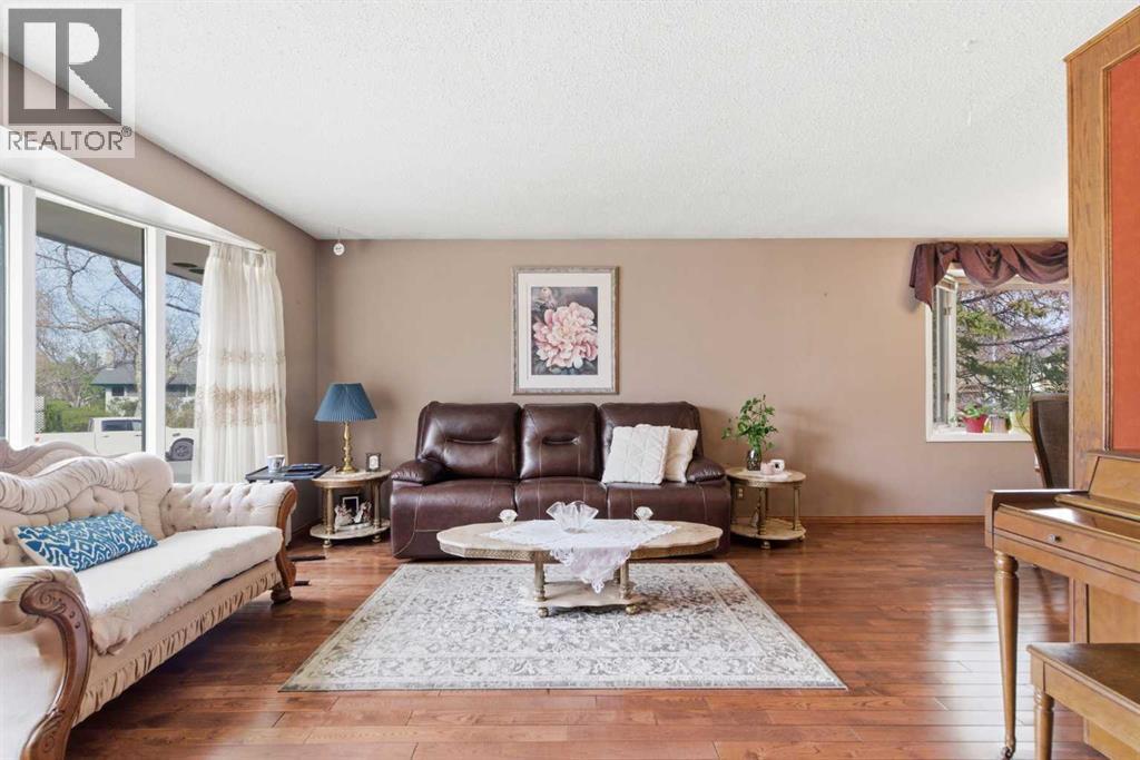 6004 Lloyd Crescent SW, Calgary, Alberta  T3E 5V7 - Photo 5 - A2312280