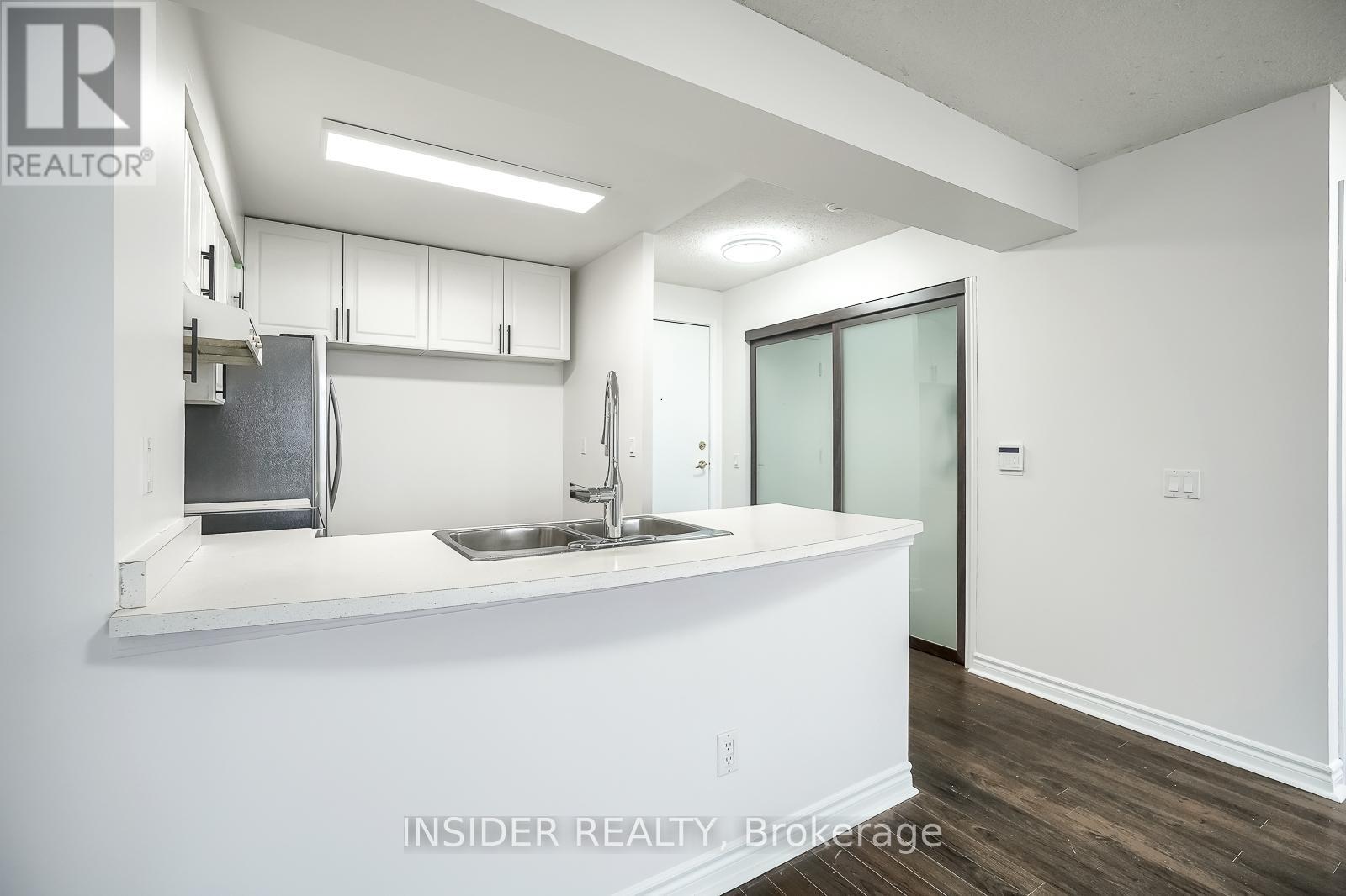 2009 - 35 Kingsbridge Garden Circle, Mississauga, Ontario L5R 3Z5 - Photo 3 - W13165358
