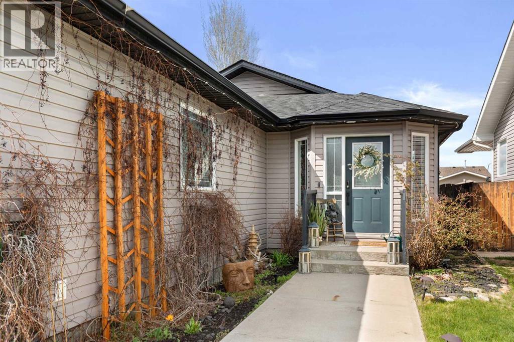 221 Terrace Drive NE, Medicine Hat, Alberta  T1C 2B6 - Photo 2 - A2308491