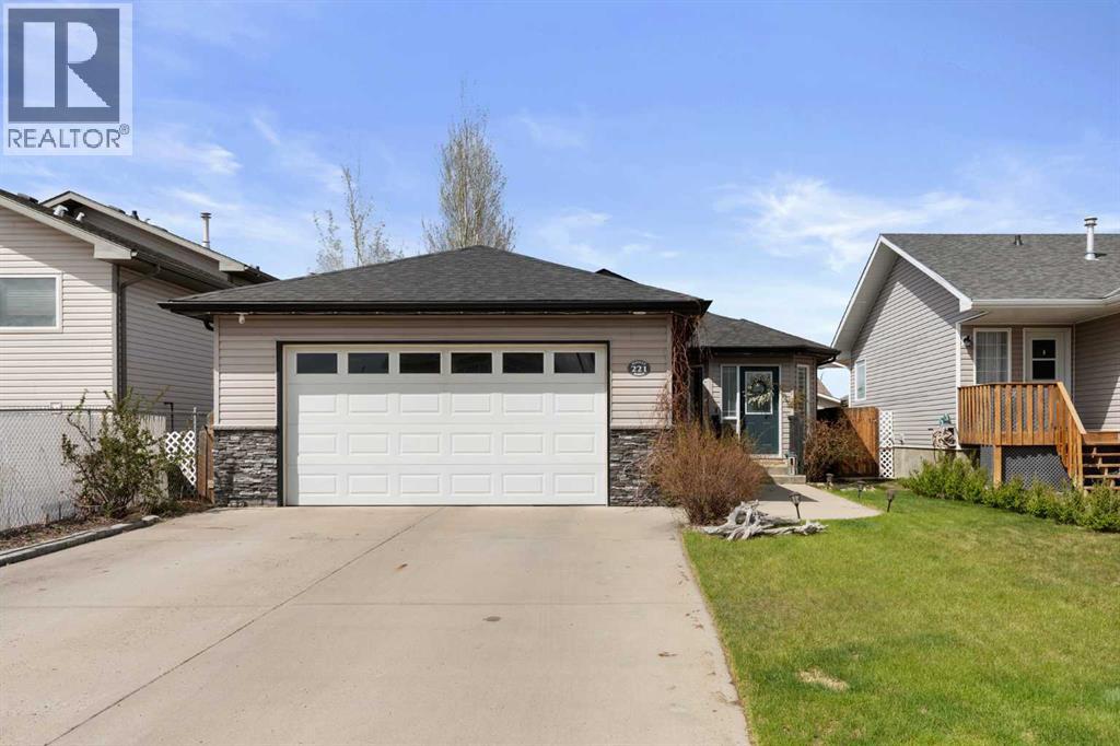 221 Terrace Drive NE, Medicine Hat, Alberta  T1C 2B6 - Photo 1 - A2308491
