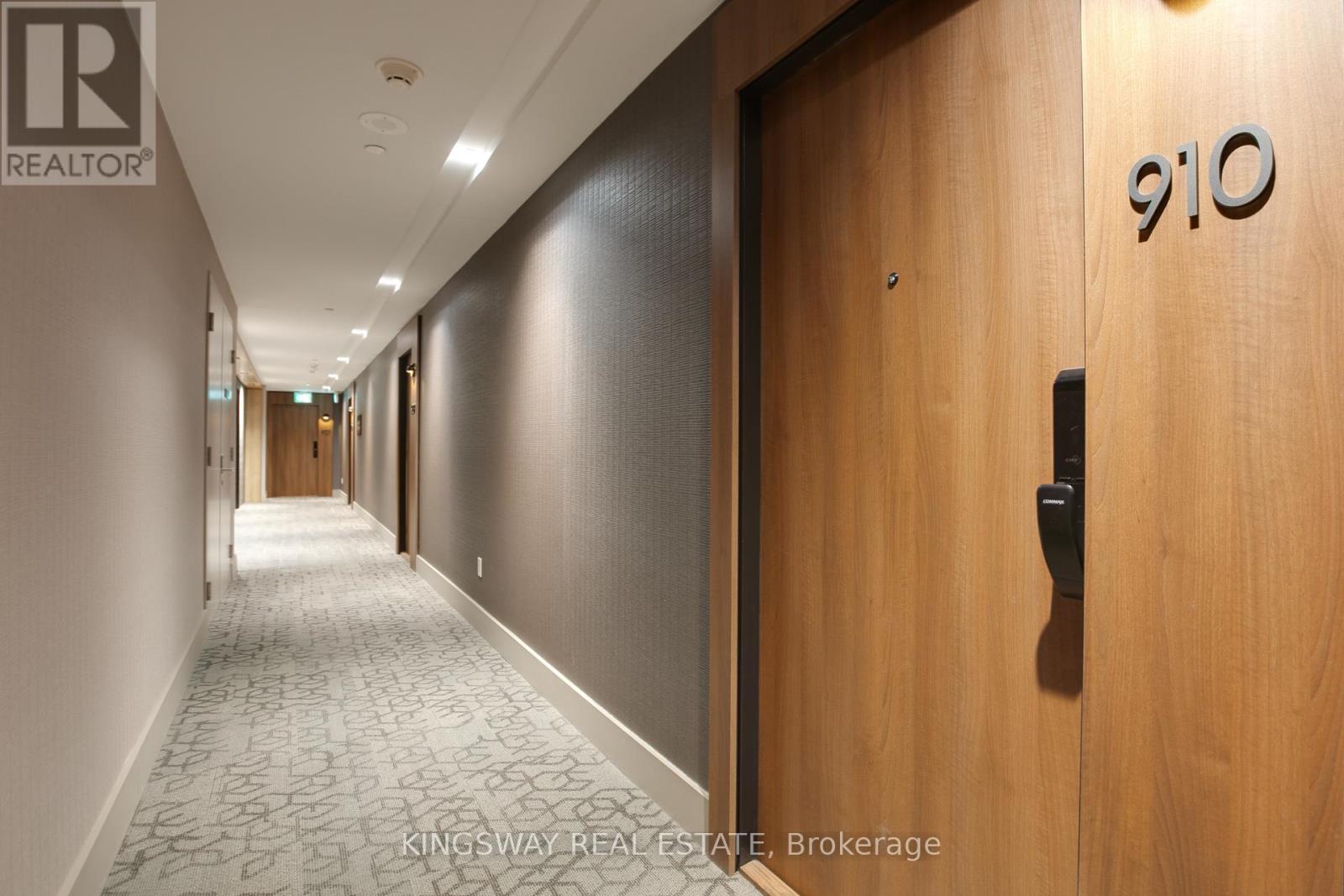 21 Park Street, Mississauga, Ontario  L5G 1L7 - Photo 2 - W13165378