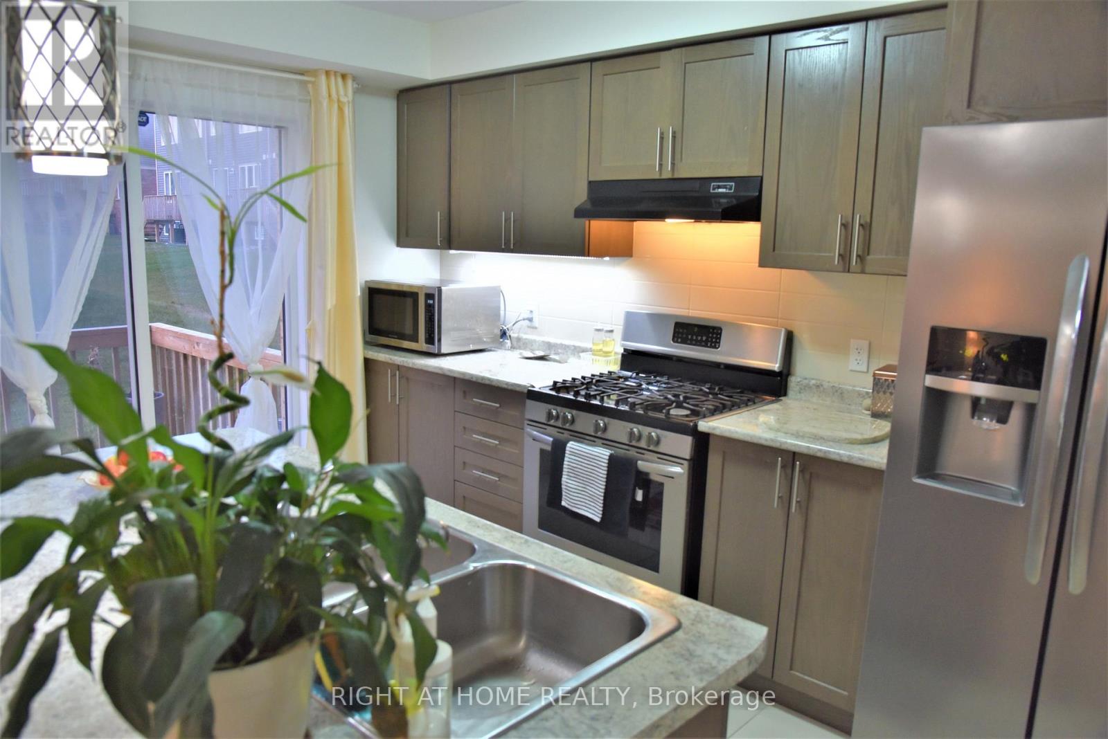 98 Nearco Gate, Oshawa, Ontario L1L 0J5 - Photo 5 - E13165274