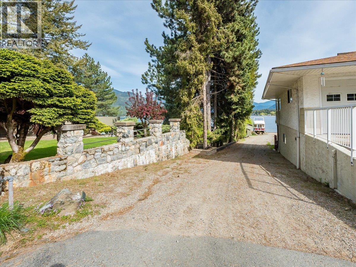100 Sandner Road, Christina Lake, British Columbia  V0H 1E0 - Photo 11 - 10386657