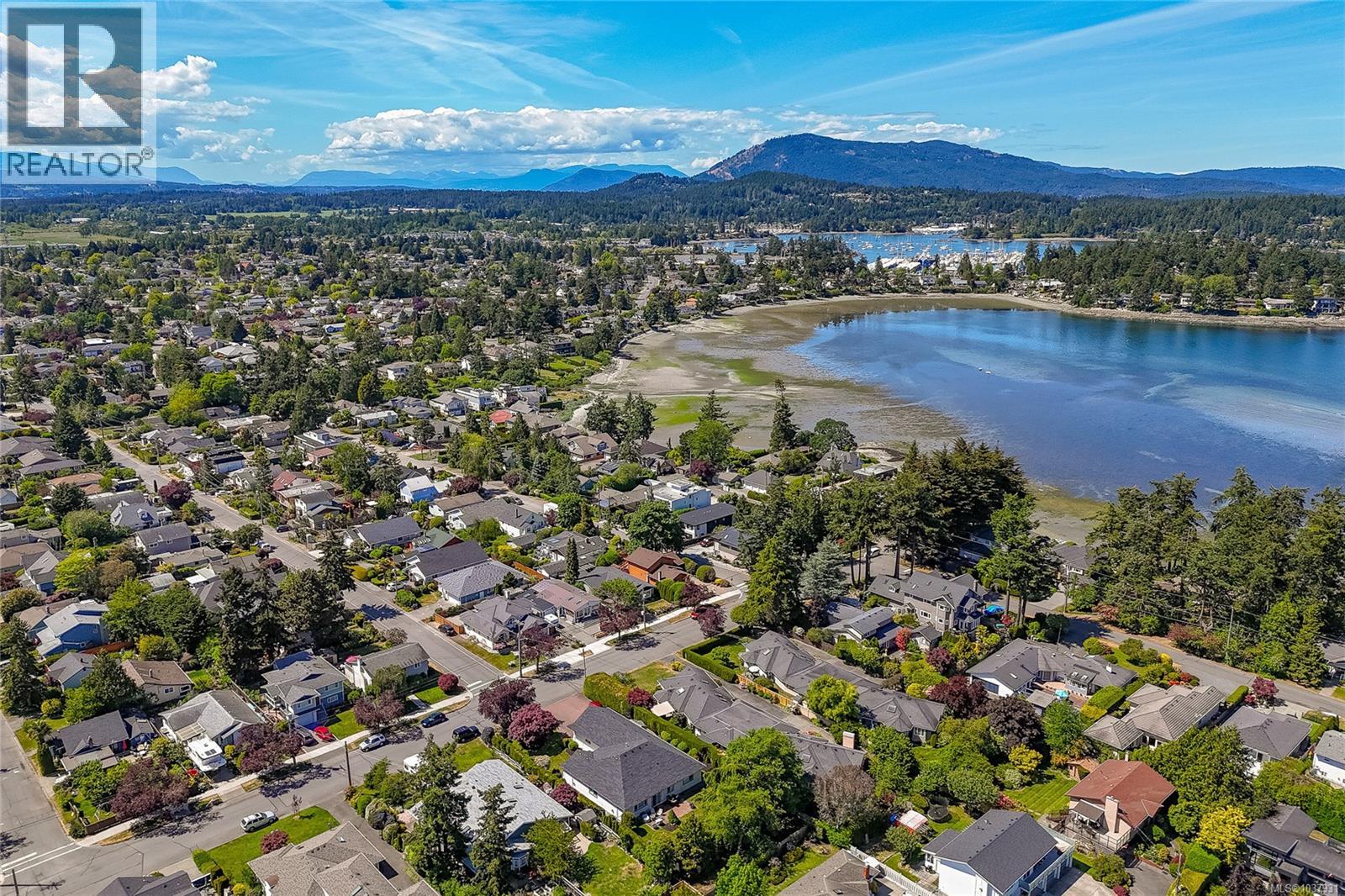 10210 Third St, Sidney, British Columbia  V8L 3B9 - Photo 2 - 1037931