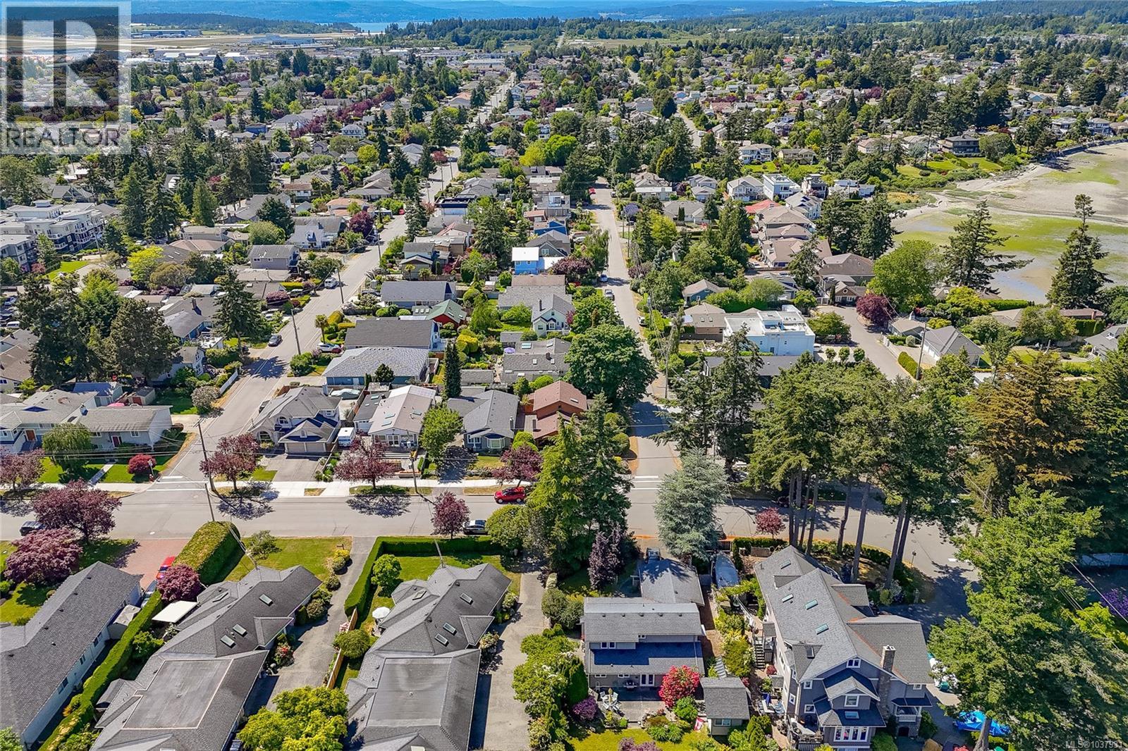 10210 Third St, Sidney, British Columbia  V8L 3B9 - Photo 3 - 1037931