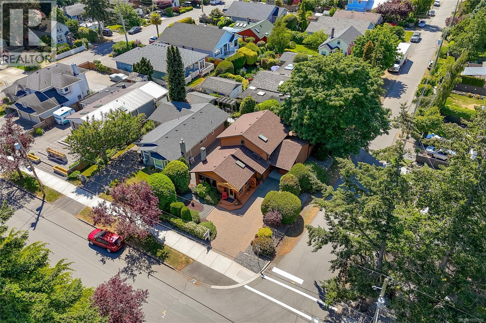 10210 Third St, Sidney, British Columbia  V8L 3B9 - Photo 4 - 1037931