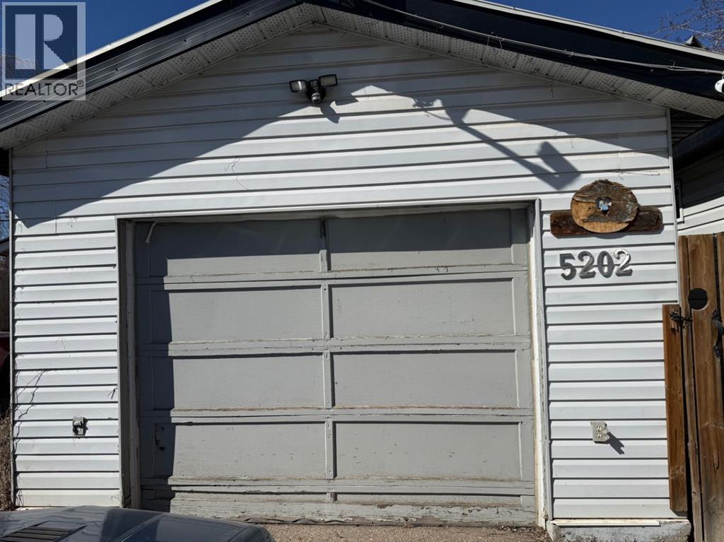 5202 56b Street, Lloydminster, Alberta  T9V 1M6 - Photo 3 - A2310351