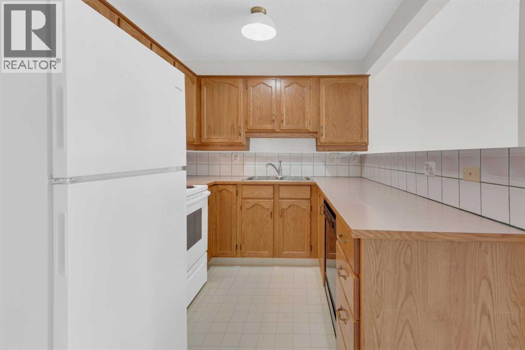 216 Shawinigan Drive SW, Calgary, Alberta  T2Y 3B4 - Photo 7 - A2309802