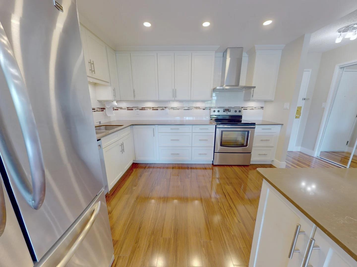 405 1442 Foster Street, White Rock, British Columbia  V4B 3X7 - Photo 2 - R3125235