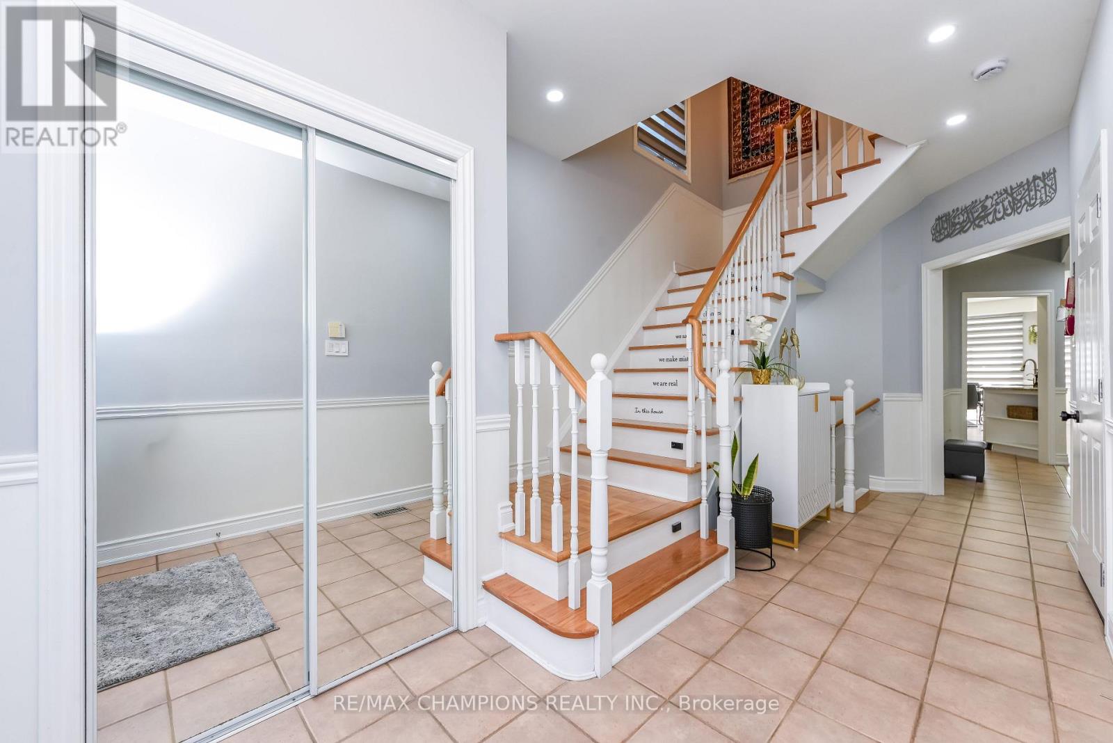205 Blue Willow Drive, Vaughan, Ontario  L4L 9E1 - Photo 7 - N13165526