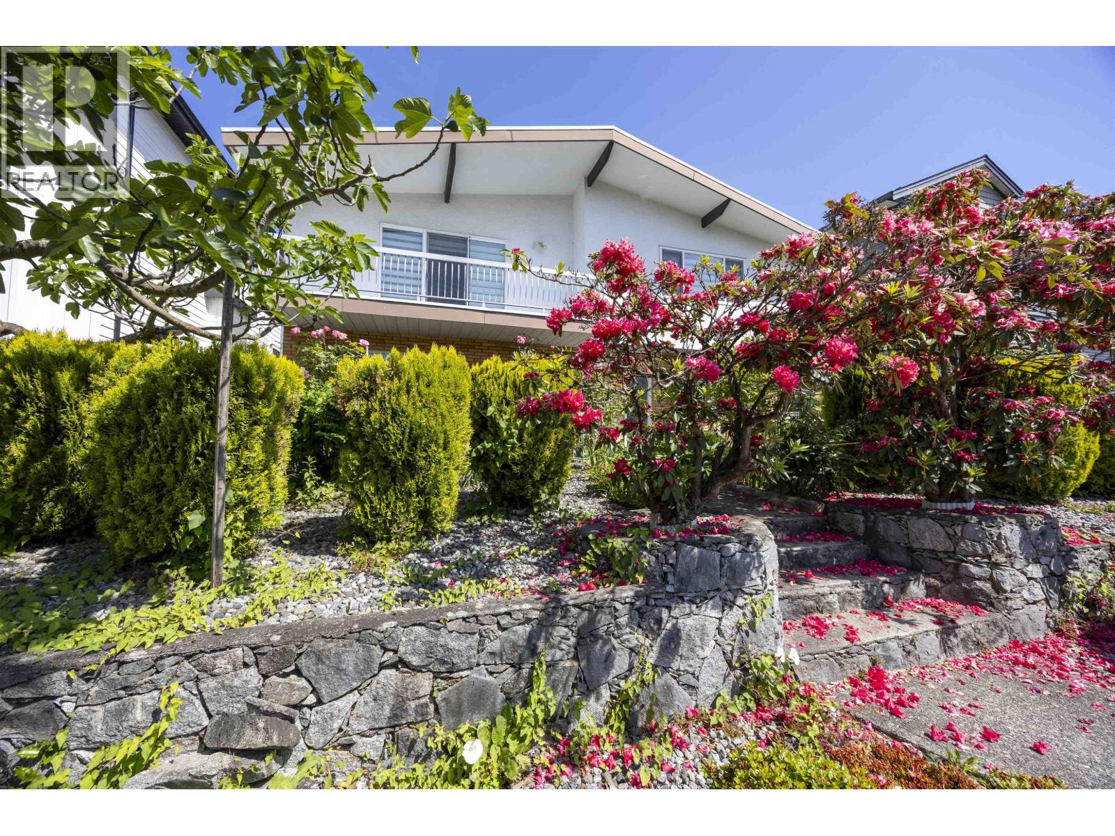 3881 Napier Street, Burnaby, British Columbia  V5C 3E6 - Photo 3 - R3125443