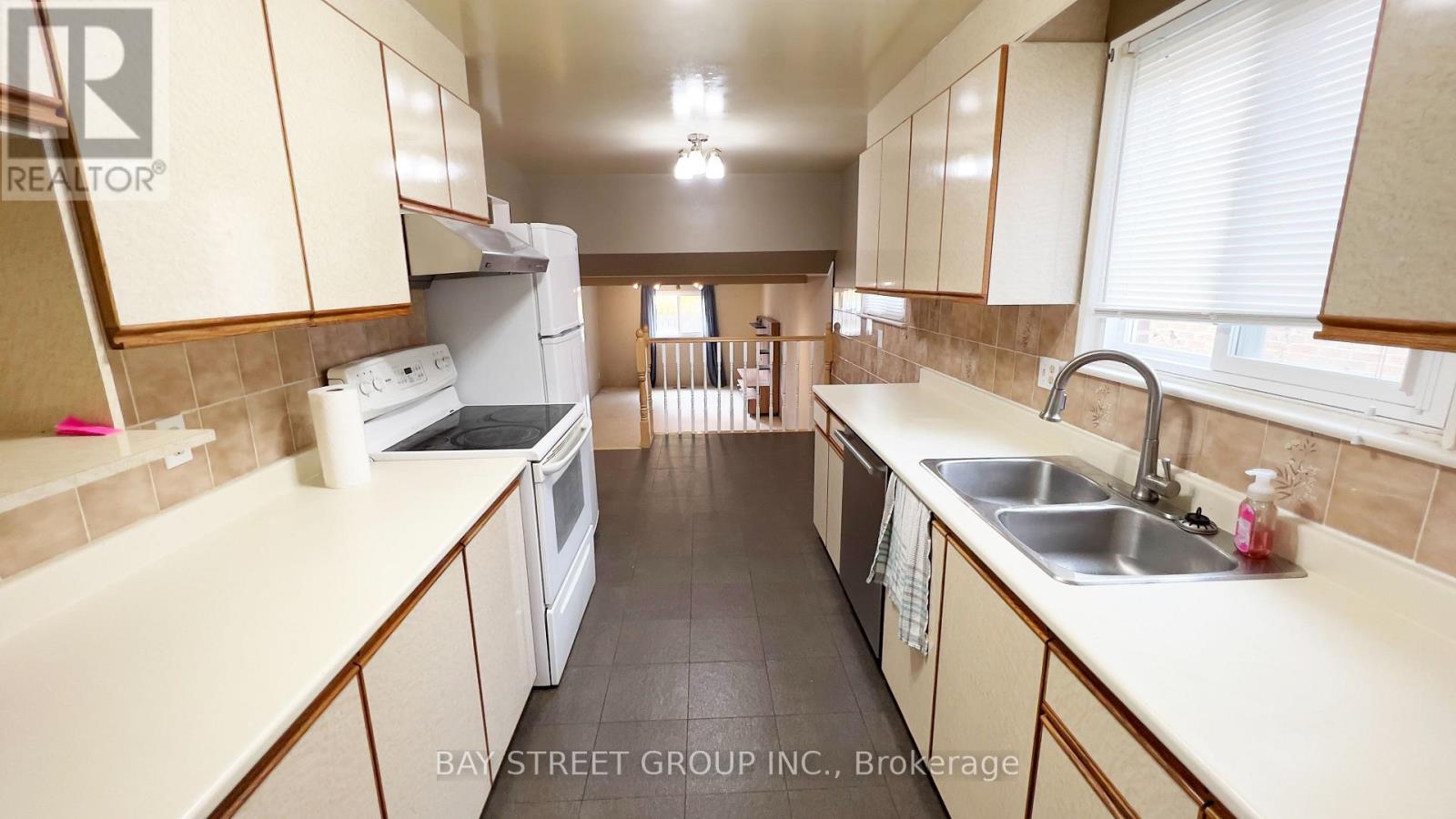 31 Colonsay Road, Markham, Ontario  L3T 3E9 - Photo 7 - N12990226