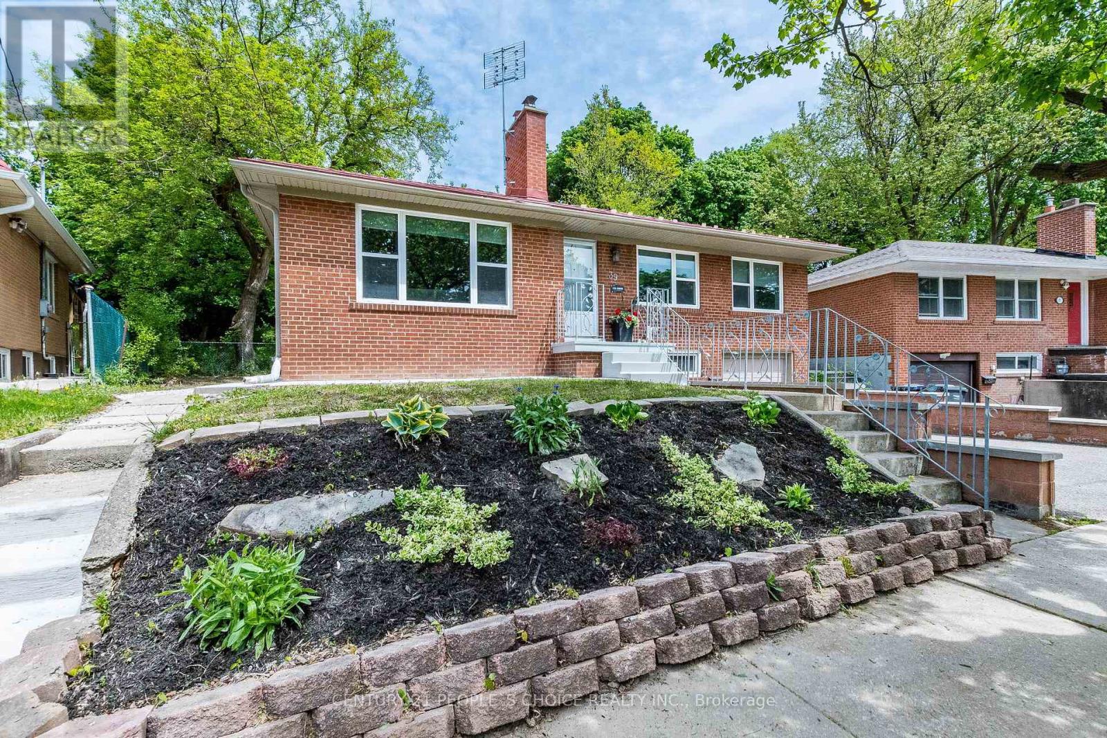 39 Meadowland Drive, Brampton, Ontario L6W 2R5 - Photo 4 - W13158864