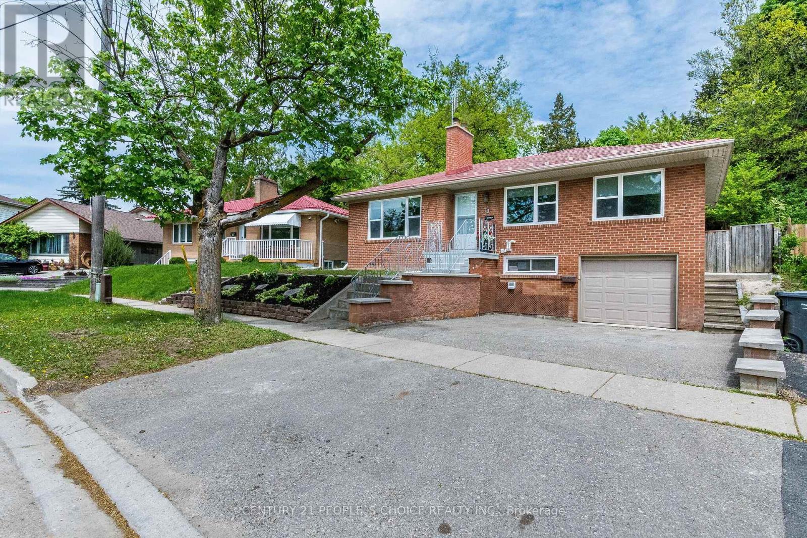 39 Meadowland Drive, Brampton, Ontario L6W 2R5 - Photo 2 - W13158864