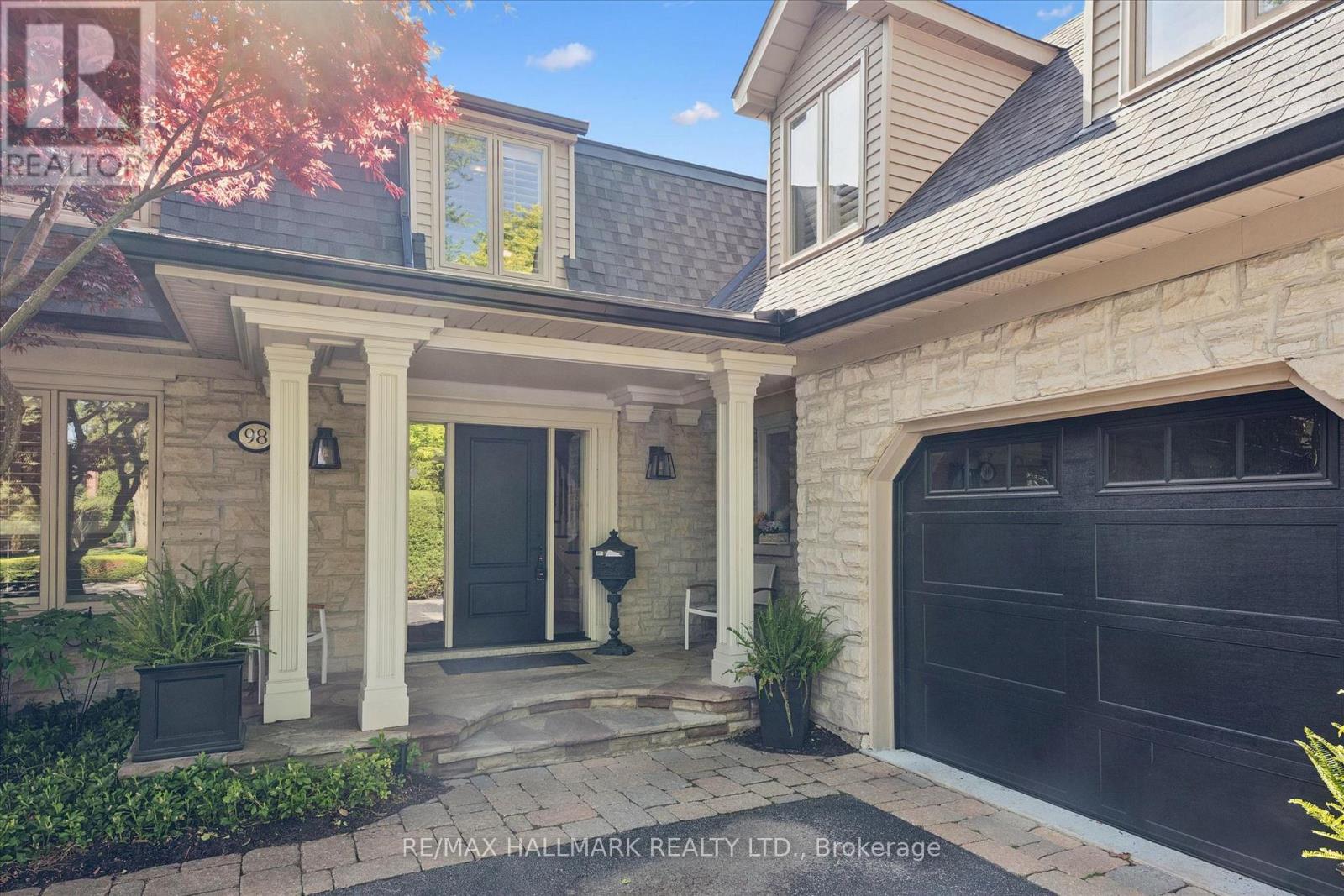 98 Rosemary Lane, Hamilton, Ontario  L9G 2K5 - Photo 3 - X13165608