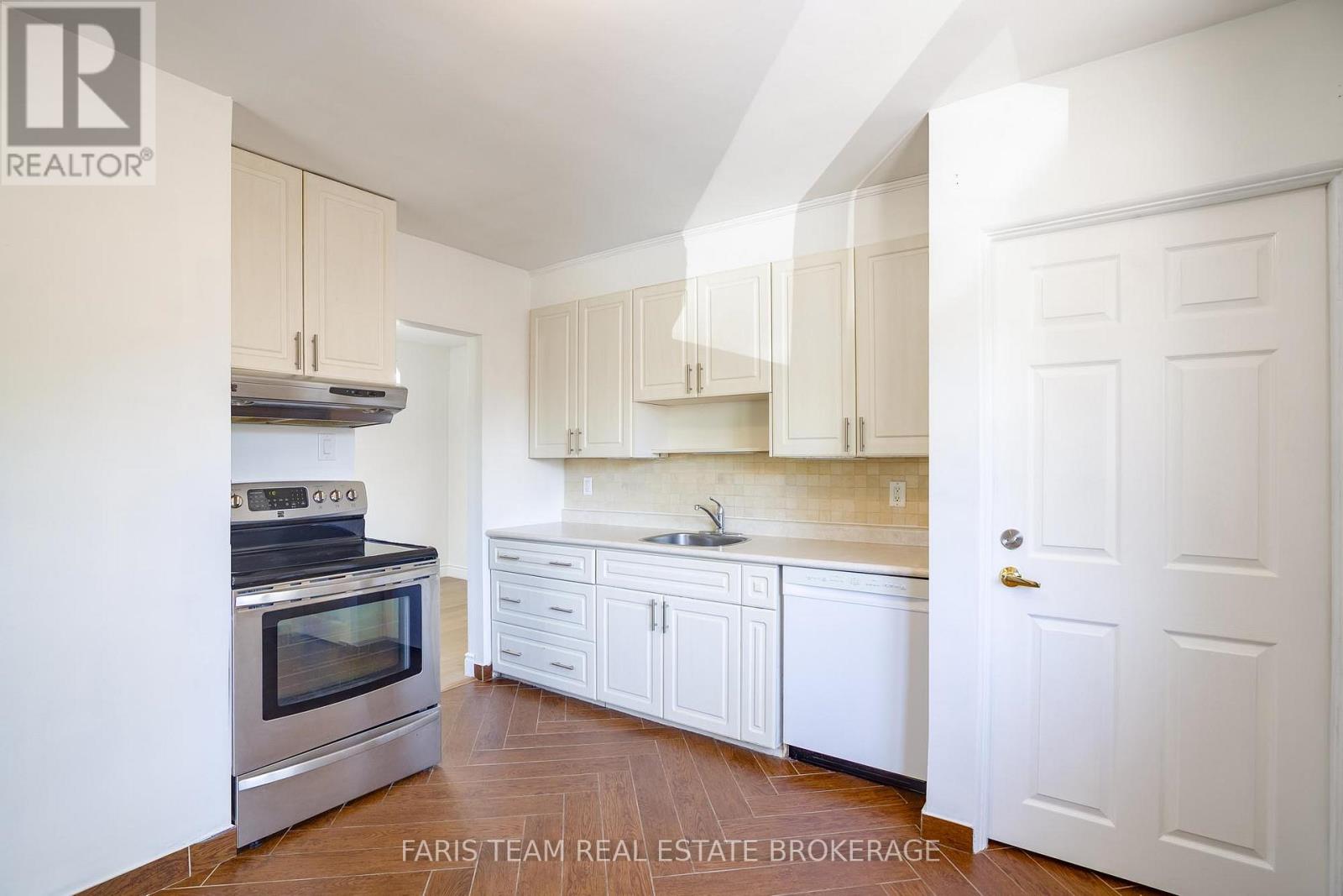 71 Harrison Drive, Newmarket, Ontario  L3Y 4P3 - Photo 4 - N13165694