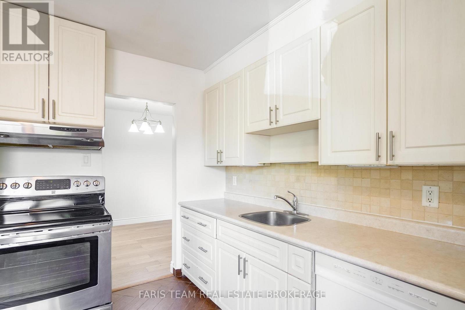 71 Harrison Drive, Newmarket, Ontario  L3Y 4P3 - Photo 5 - N13165694