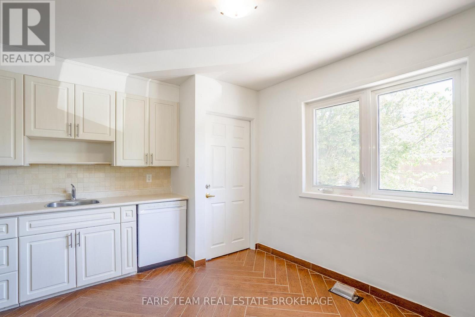 71 Harrison Drive, Newmarket, Ontario  L3Y 4P3 - Photo 6 - N13165694