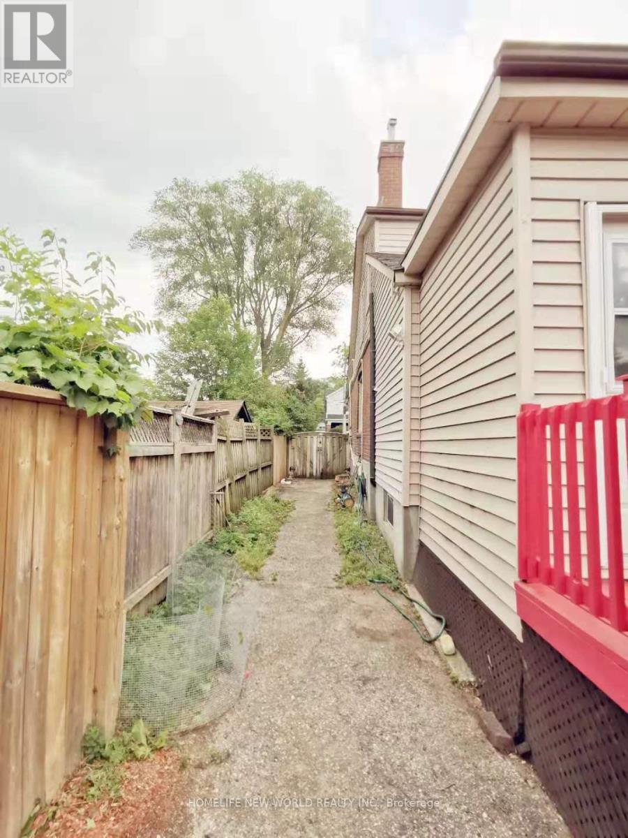 26 Epsom U2 Avenue, Toronto, Ontario  M4C 2A6 - Photo 12 - E13165700