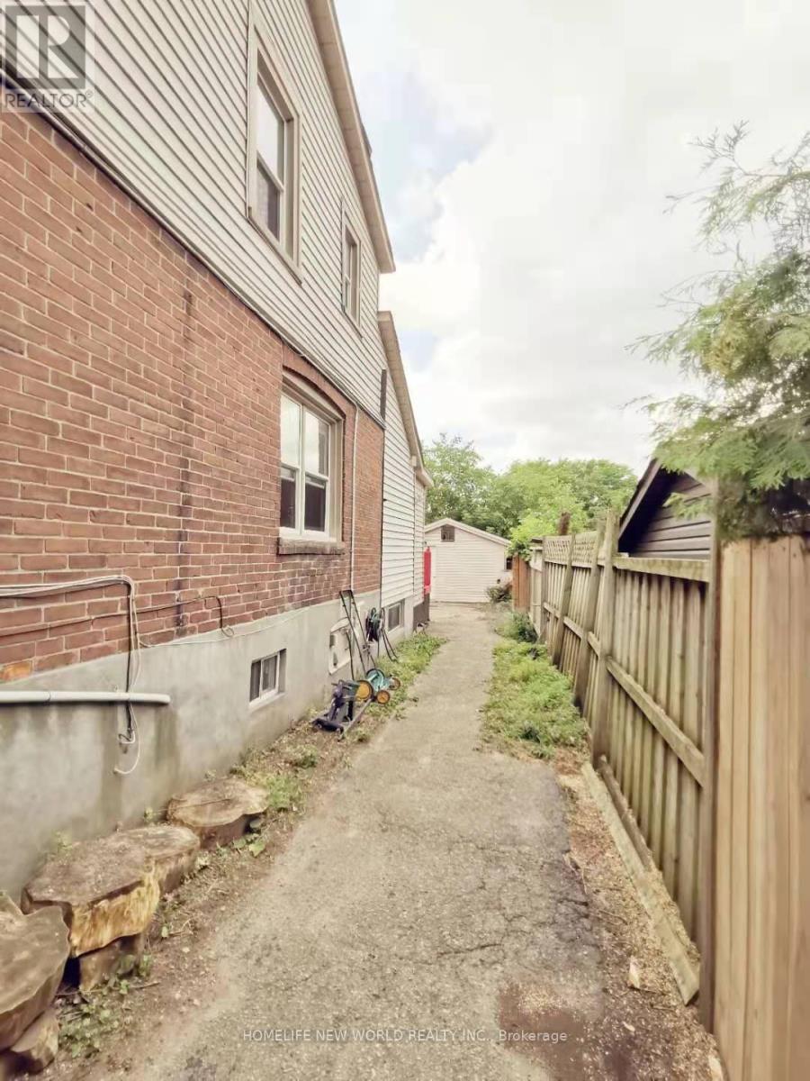 26 Epsom U2 Avenue, Toronto, Ontario  M4C 2A6 - Photo 13 - E13165700