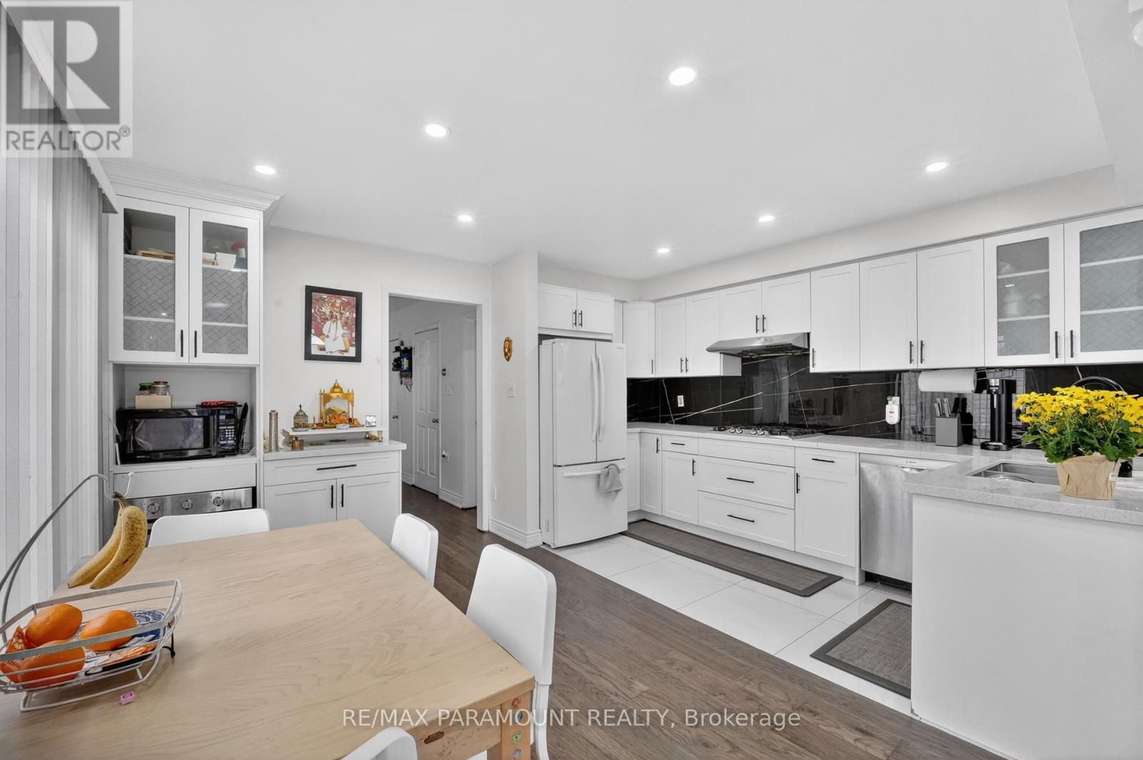 271 Pressed Brick Drive, Brampton, Ontario  L6V 4L2 - Photo 9 - W13165800
