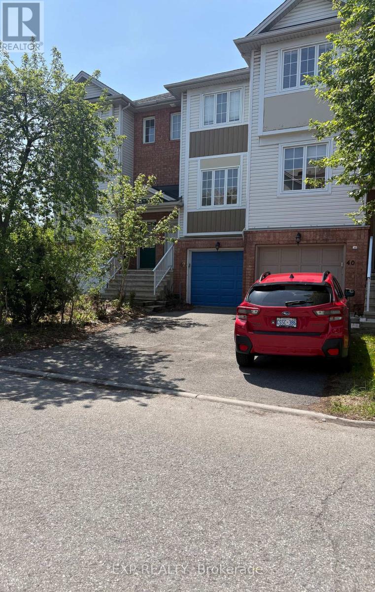42 MANHATTAN CRESCENT, Ottawa, Ontario